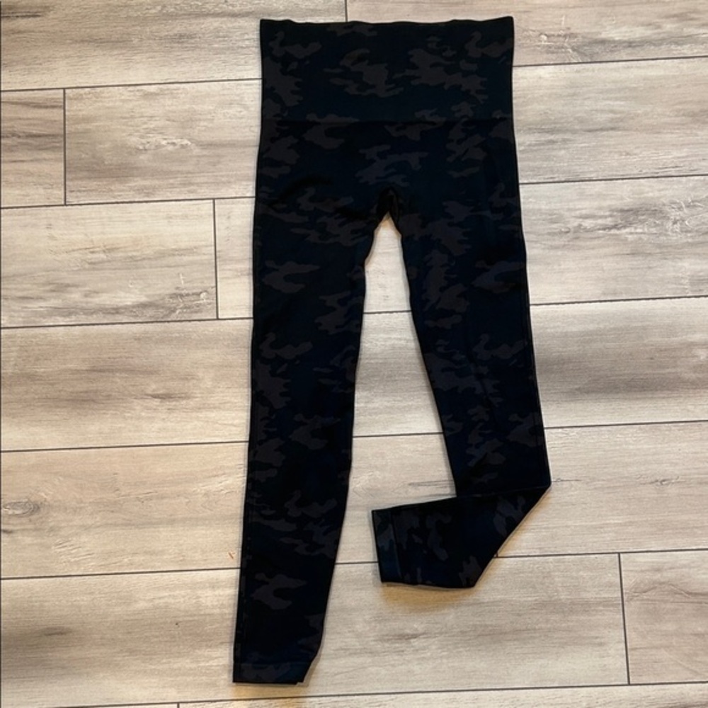 Spanx Look at Me Now Seamless Leggings #FL3515 black camo print LARGE